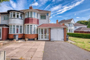 Xclusive Living Close to NEC, Free WiFi, Netflix, Parking, Sleeps 5, 3 Bedroom House, Ideal for Families, Contractors & Corporates